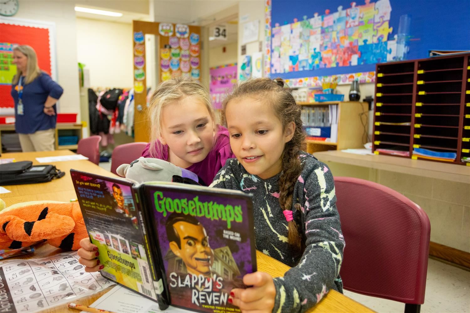  Kids reading
